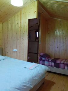 een slaapkamer met 2 bedden in een houten hut bij BEYCIK PANORAMA CAMPING in Kemer