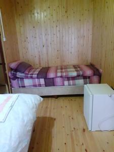een kleine kamer met een bed en een magnetron bij BEYCIK PANORAMA CAMPING in Kemer