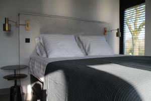Una cama o camas en una habitación de B&B Gebakhuus