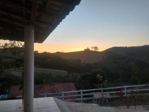 a view of the sunset from a house at Sítio Ramos casa azul in Cunha +41 photos