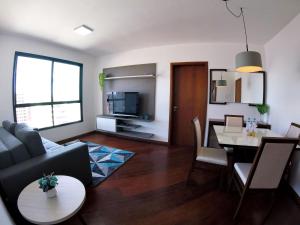 a living room with a couch and a table at Belo Apartamento Central Master Collection in Passo Fundo