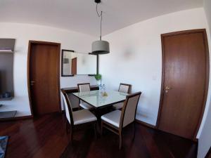 Belo Apartamento Central Master Collection في باسو فوندو: غرفة طعام مع طاولة وكراسي
