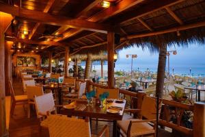 un ristorante con tavoli e sedie e la spiaggia di Sol y Penon Calpe a Calpe