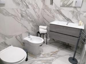 uma casa de banho branca com um WC e um lavatório em [Centro Storico] Casa Elegante per Famiglia em Nápoles
