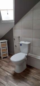 バラトンベレーニにあるHoliday home Balatonbereny/Balaton 18110のバスルーム(白いトイレ、バスタブ付)