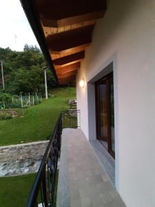 A garden outside La Maison de Joanna 2