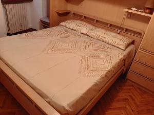 Cette chambre comprend un grand lit et du parquet. dans l'établissement Casa Angelo, à Torri del Benaco