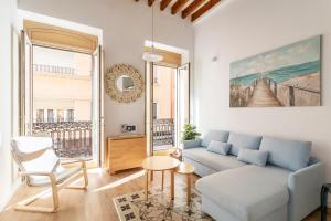 a living room with a couch and a table at Apartamentos Teatro Alicante in Alicante
