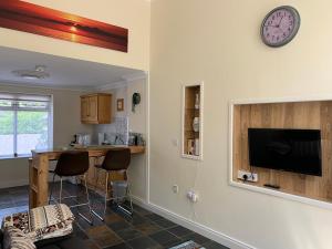 Cut Limestone Apartment Riverside Lodge tesisinde bir televizyon ve/veya eğlence merkezi