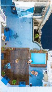 an overhead view of a pool with people in the water at High Hostel Rosario in Rosario