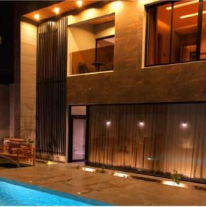 uma casa com uma piscina em frente em View Villas em Buraydah