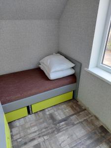 Una cama o camas en una habitación de Kempings Ronīši