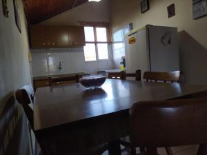 uma cozinha com uma mesa de madeira com uma tigela em Casa cómoda en Barra del Chuy, Uruguay em Barra del Chuy