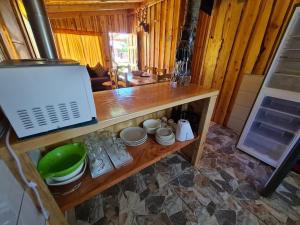 Cabaña GAROVE في بانغويبولي: يوجد جهاز كمبيوتر محمول على منضدة خشبية في الغرفة