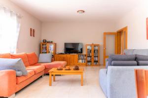 ein Wohnzimmer mit 2 Sofas und einem Couchtisch in der Unterkunft Villa Montesol in La Drova