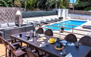 a table with food on it next to a swimming pool at Villa Montesol in La Drova