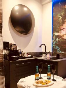 una cucina con tavolo e piatto di cibo di Luxury Spa Suite Superior Assisi ad Assisi