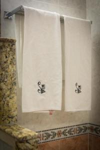 2 handdoeken hangen aan een handdoekenrek in de badkamer bij Hotel Santa Maria in Mexico-Stad