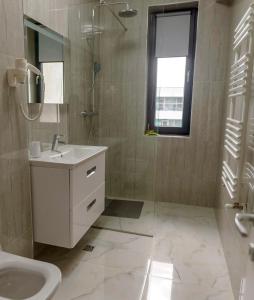 Een badkamer bij Atlantis Apartments & Studios