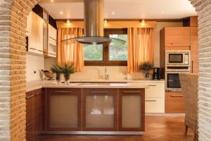 Kuchyň nebo kuchyňský kout v ubytování Ark Luxury & Private Villa