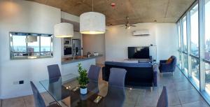 TV a/nebo společenská místnost v ubytování Departamento súper céntrico con vista al río Paraná