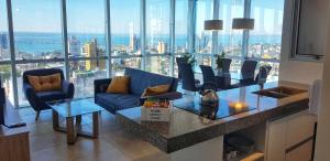 Posezení v ubytování Departamento súper céntrico con vista al río Paraná