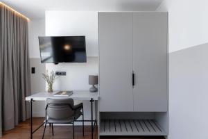 Telewizja i/lub zestaw kina domowego w obiekcie The Athenians Art Apartments
