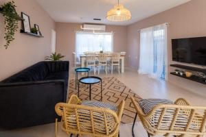 En sittgrupp på Eilat vacation house דירות נופש אילת