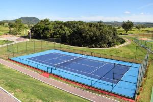 Tennis at/o squash facilities sa Parque Do Avestruz Eco Resort o sa malapit