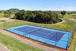 Tenis dan/atau kemudahan skuasy di Parque Do Avestruz Eco Resort atau berdekatan