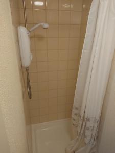 ブラックプールにあるFernlea Hotelのバスルーム(シャワー、電話付)