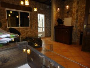 un bar con encimera de cristal en una habitación en HOTEL TERRA GALEGA MEIGA, en Monforte de Lemos
