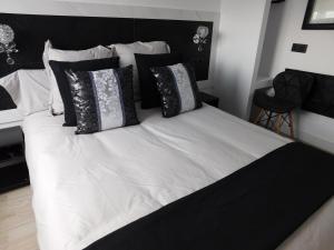 Cama o camas de una habitación en HOTEL TERRA GALEGA MEIGA