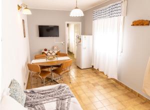 een keuken en eetkamer met een tafel en stoelen bij Departamento Moreno in Santa Rosa +15 foto's