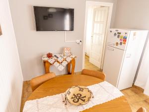 een kleine keuken met een tafel en een koelkast bij Departamento Moreno in Santa Rosa