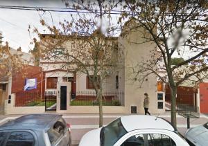 een witte auto geparkeerd voor een gebouw bij Departamento Moreno in Santa Rosa