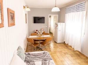 een keuken en eetkamer met een tafel en stoelen bij Departamento Moreno in Santa Rosa