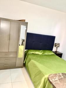 Postel nebo postele na pokoji v ubytování Suites Cervantes