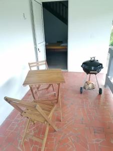 a grill and a picnic table and a bbq cart at Logement de 100 m carré in Rémire-Camp