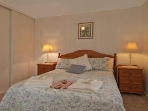 
A bed or beds in a room at Hollyoak Cottage - delightful, ducks and doileys!
