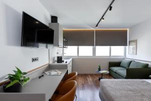 Telewizja i/lub zestaw kina domowego w obiekcie The Athenians Art Apartments