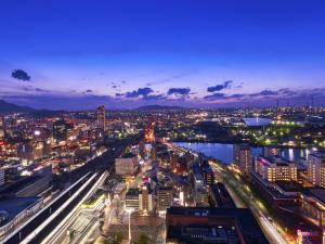 北九州市にあるリーガロイヤルホテル小倉の夜にライトアップされた街