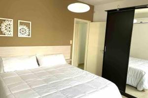 マルコス・ファレスにあるSol de Enero - Casa con piletaのベッドルーム(白いベッド1台、黒いクローゼット付)