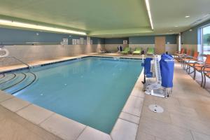 una gran piscina en una habitación de hotel en Holiday Inn Express & Suites - Roswell, an IHG Hotel en Roswell