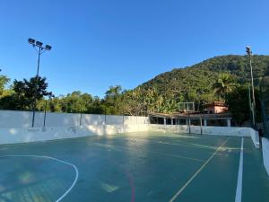 einen Indoor-Basketballplatz mit einem Berg im Hintergrund in der Unterkunft AP COM PISCINA, CHURRASQUEIRAS, AR CONDICIONADO, até 08 adultos in Ubatuba