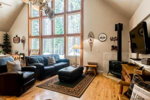 uma sala de estar com um sofá e uma televisão em Moose Lodge em Soda Springs
