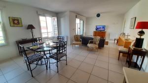 Μια τηλεόραση ή/και κέντρο ψυχαγωγίας στο LES PALUDIERS Appartement 2 chambres centre-ville