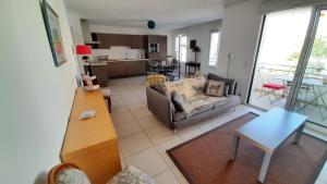 Η κουζίνα ή μικρή κουζίνα στο LES PALUDIERS Appartement 2 chambres centre-ville