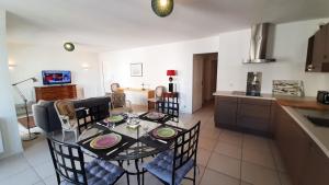 Η κουζίνα ή μικρή κουζίνα στο LES PALUDIERS Appartement 2 chambres centre-ville +8 φωτογραφίες