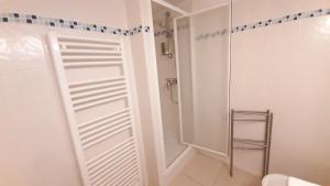 Ένα μπάνιο στο LES PALUDIERS Appartement 2 chambres centre-ville